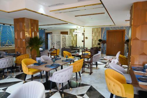 un restaurante con mesas y sillas en una habitación en MedinaTown, en Tashkent