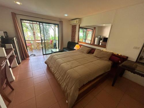 una camera con un grande letto e un balcone di Passion Nai Harn a Nai Harn Beach