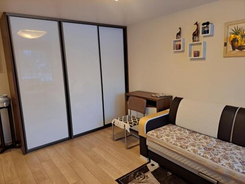 uma sala de estar com um sofá e uma mesa em Lubānas apartamenti em Rezekne
