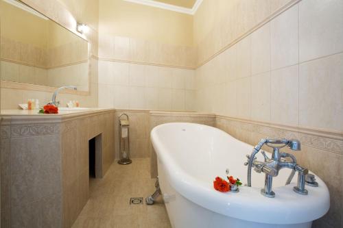 Un baño de Hotel Bow Garden