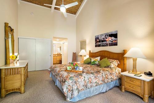 - une chambre avec un grand lit et une table dans l'établissement Waikoloa Villas F-100, à Waikoloa
