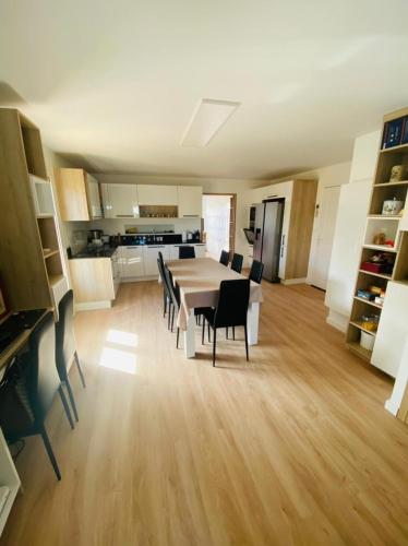 une cuisine et une salle à manger avec une table et des chaises dans l'établissement Face à la mer avec clim, wifi, parking, au Barcarès