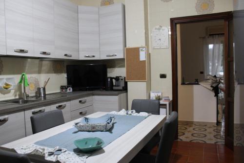 eine Küche mit einem Tisch und einem blauen Tischtuch in der Unterkunft casa da Mery in Giovinazzo