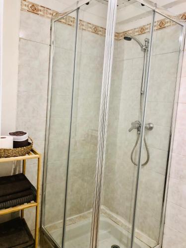 une douche avec une porte vitrée dans une salle de bain dans l'établissement Cannes 78 rue meynadier plage, Cannes Lions Festival 3 minutes à pieds, à Cannes