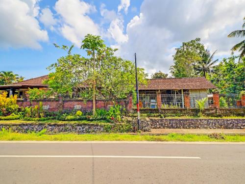 a house on the side of the road at SPOT ON 92399 Hotel Sekar Jagat Near Pantai Baluk Rening in Negara