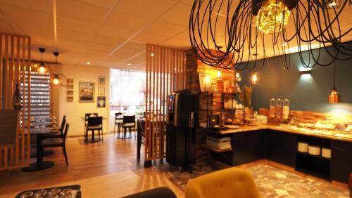 Hôtel Le Biarritz - Vichyにあるレストランまたは飲食店