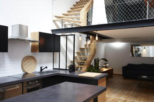Kuchyňa alebo kuchynka v ubytovaní LOFT D'ARCHITECTE SUR LE VIEUX PORT