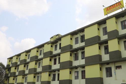 ein Gebäude mit schwarzen und gelben Plätzen in der Unterkunft AMMAN LODGE in Tiruchchirāppalli