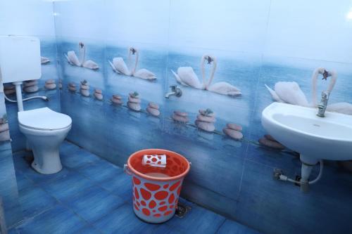 ティルチラーパッリにあるAMMAN LODGEのバスルーム(トイレ、洗面台、ゴミ箱付)