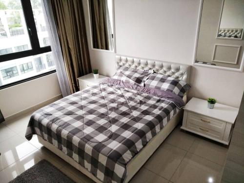 um quarto com uma cama com um cobertor xadrez em Luxury Blue Paris Suite # I-City # Free Wifi + Free Parking [1r1b] em Shah Alam