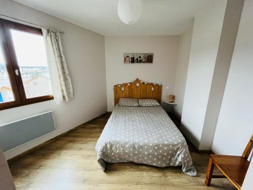 une chambre avec un lit et une fenêtre dans l'établissement Formiguères Chalet 3 faces idéal famille, à Formiguères
