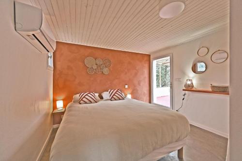 Le Mas des Rouquets - avec piscine et jardin في أندوز: غرفة نوم بسرير كبير وتلفزيون