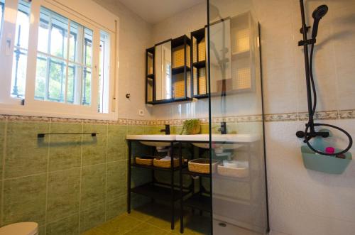 ein Badezimmer mit Dusche und Waschbecken in der Unterkunft Villa El Dorado in Estepona