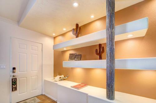 um quarto com prateleiras na parede em Pet-Friendly Vacation Rental in Prescott! em Prescott