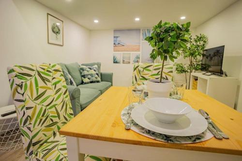 een woonkamer met een tafel met een kom erop bij Cosy flat in Akácfa str., Aya in Boedapest