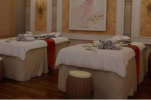 a row of tables with white blankets and towels at A Majestic Luxurious Villa Overlooking The Ganges in Rishīkesh