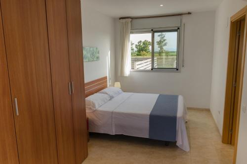 a small bedroom with a bed and a window at Birds&Nature in L'Eucaliptus