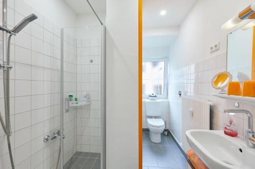 een badkamer met een douche, een wastafel en een toilet bij Heustadl in Garmisch-Partenkirchen