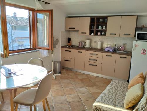 kuchnia ze stołem i białą lodówką w obiekcie Apartment Exclusive Annex w Rovinj