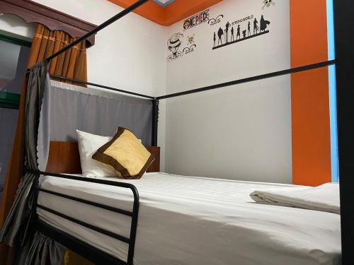 1 dormitorio con 1 litera en una habitación en Alex Hostel, en Ha Long