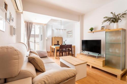 sala de estar con sofá y TV en Precioso piso moderno: Terraza, A/C, NetFlix, WiFi en Valencia