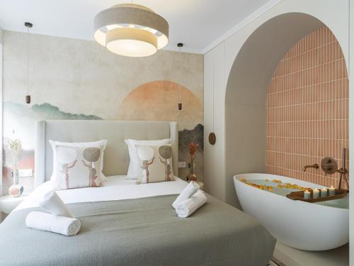 une chambre avec un lit et une baignoire dans l'établissement The Rosemary Suite Eiffel Tower, à Paris