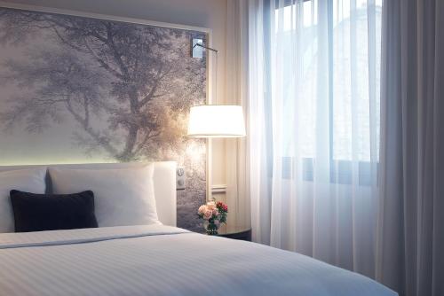 Llit o llits en una habitació de Renaissance Paris Nobel Tour Eiffel Hotel