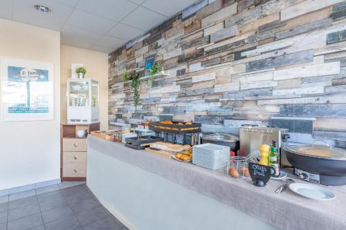 cocina con encimera con pared de piedra en Appart'City Confort Brest en Brest