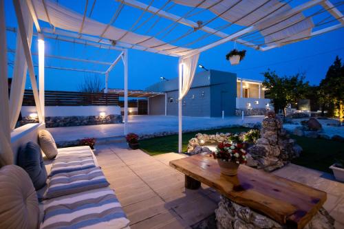 Posezení v ubytování Villa Paulanelas - Nature Retreat Villa with Pool & Jacuzzi Offering Authentic Greek Hospitality By Villa Mana Gers