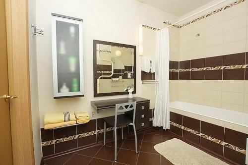 チェリャビンスクにあるAlt-Otel Apartmentsのバスルーム(バスタブ、シンク、バスタブ付)