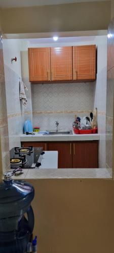 Una cocina con gabinetes de madera y encimera. en Mt.Kenya View apartment, en Nanyuki