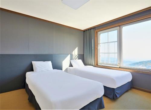 Postel nebo postele na pokoji v ubytování Gyeongju Mauna Ocean Resort