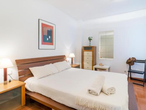 Postel nebo postele na pokoji v ubytování Charming Golf, Pool and private parking