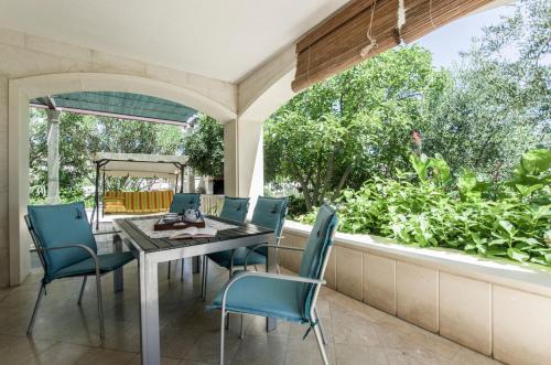 an outdoor dining room with a table and chairs at House Vinka in Selca
