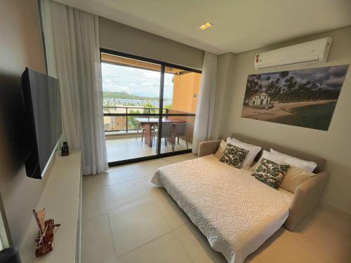 uma sala de estar com um sofá e uma grande janela em ECO RESORT PRAIA DOS CARNEIROS - NOVÍSSIMO em Tamandaré