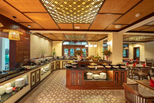 ein Restaurant mit viel Essen vorhanden in der Unterkunft Ahoy Hoi An Boutique Resort & Spa in Hoi An