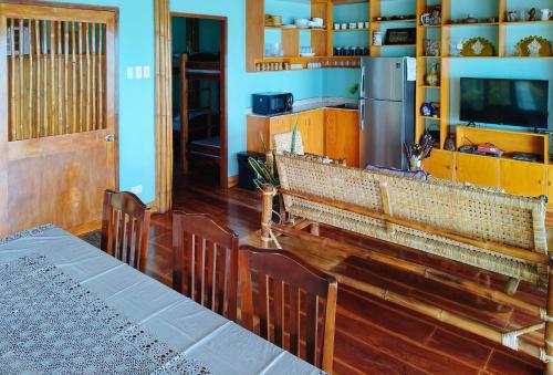 une salle à manger avec une table et quelques bancs dans l'établissement Casa Nena Hotel & Resort Iloilo by RedDoorz, à Iloilo