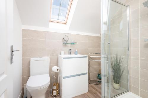 y baño con aseo y ducha. en Stoney Creek Cottage - Cosy Cottage in the heart of Crail, en Crail