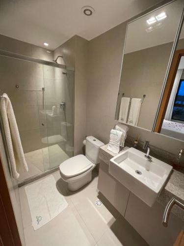 uma casa de banho com um WC, um lavatório e um chuveiro em ECO RESORT PRAIA DOS CARNEIROS - NOVÍSSIMO em Tamandaré