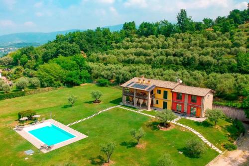 an aerial view of a house and a swimming pool at Rovertondo in Costermano