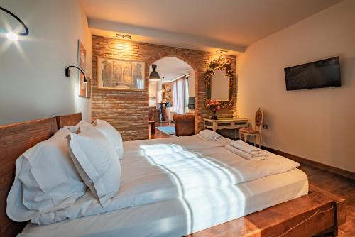 een slaapkamer met een groot wit bed in een kamer bij Le Rendezvous Apartments New Town in Veliko Tŭrnovo