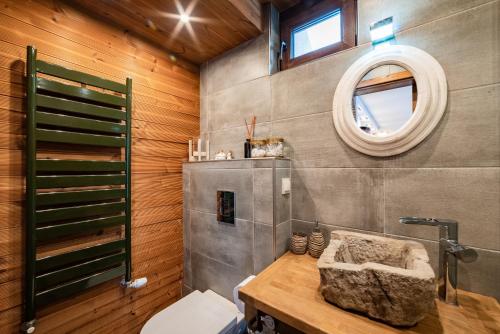 een badkamer met een toilet en een spiegel bij Le Rendezvous Apartments New Town in Veliko Tŭrnovo