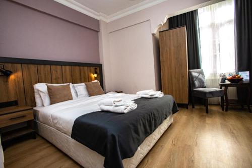 een hotelkamer met een bed met handdoeken erop bij Comfort Hotel Taksim in Istanbul