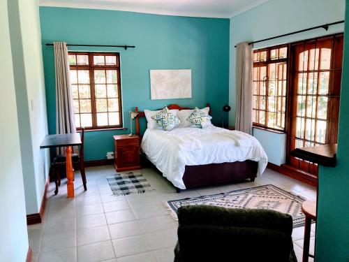 um quarto com paredes azuis e uma cama em Irish Hills em Hilton