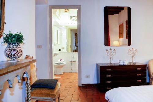 A bathroom at Decor Inspiration Apartment - TopCollection