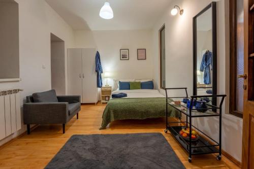 1 dormitorio con 1 cama, 1 sofá y 1 silla en Sedra House, en Sighişoara