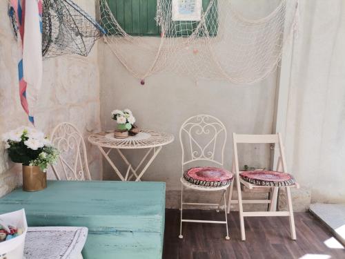 zwei Stühle, einen Tisch und zwei Tische und Stühle in der Unterkunft Studio Milla in Split