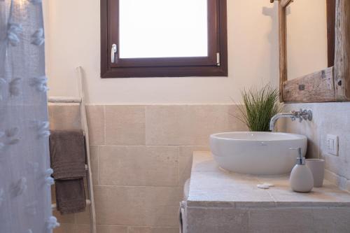 baño con lavabo en la encimera en Casa di Design nel cuore della Costa Smeralda, en Arzachena
