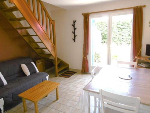 un salon avec un canapé et une table dans l'établissement Maisonnette 3 pièces 5 personnes à 200 m de la plage - MIKAEL, à Sarzeau