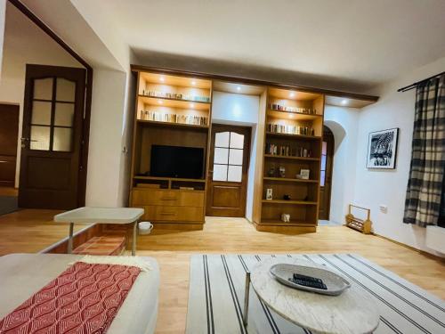- un salon avec un canapé et une télévision dans l'établissement Sedra House, à Sighişoara
